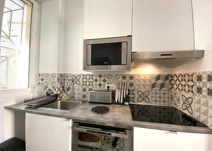 Feel@home Nemausus   Le 4 * Nîmes